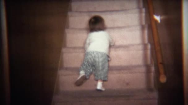 Primeira subida da escada do bebê para o piso superior — Vídeo de Stock