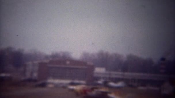 充分的螺旋桨双翼机和喷气式飞机的飞机场 — 图库视频影像