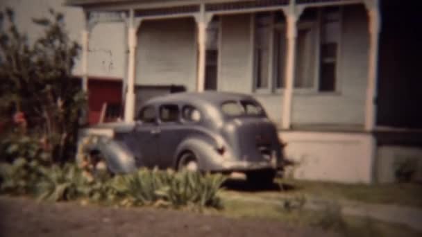 Αυτοκίνητο παρκαρισμένο στο δρόμο προαστιακό σπίτι — Αρχείο Βίντεο