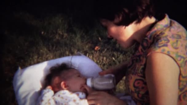 Vrouw baby melk uit fles voeding — Stockvideo