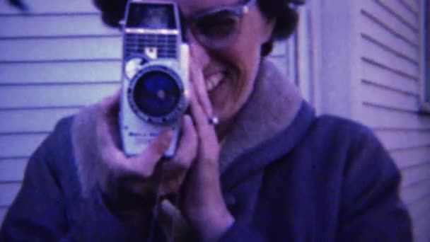 Окулярів жінка зйомок фільму камера — стокове відео