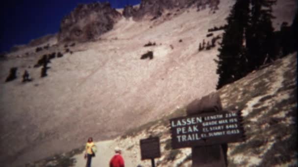 Lassen peak iz trailhead işareti hiking — Stok video