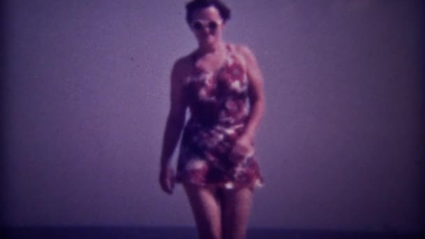 Vrouw in badpak met zonnebril — Stockvideo