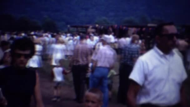 Country fair crowd on carnival games — Stock Video