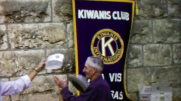 Kiwanis Kulübü adam resmi şapka alır — Stok video