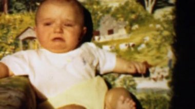 Erkek bebek ilk ağlayan üzgün