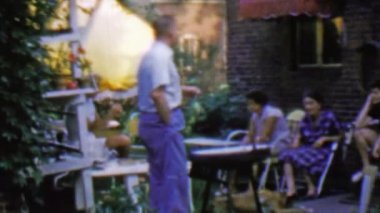 Adam sigara ve oturan kadın parti