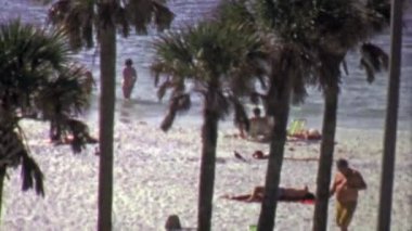 Turistler, kum plaj rahatlatıcı keyfini çıkarın