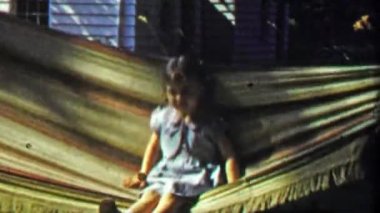 Kız Açık yaz hamakta salıncaklar