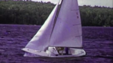 Yelkenli tam hız devam su