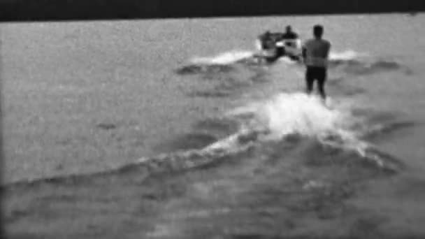 Homem de esqui aquático puxado atrás do lago misterioso — Vídeo de Stock