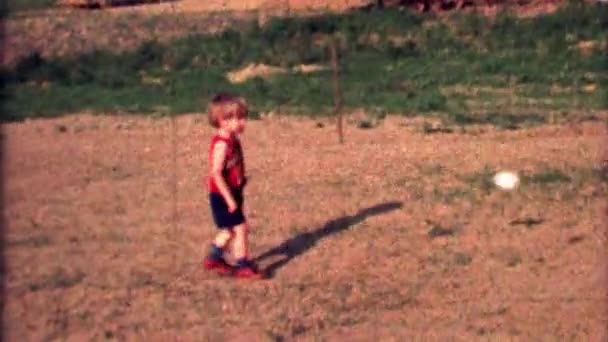 Мальчик практикует бейсбол бросать полевых землян — стоковое видео