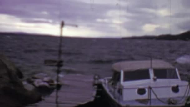 Βάρκα κουνιστό στο θυελλώδη νερού κύματα — Αρχείο Βίντεο