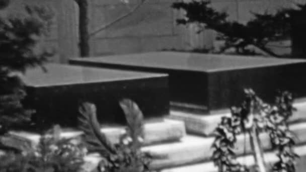 Berühmte Figur mit Grabstein-Denkmal — Stockvideo