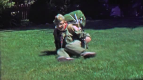 Boy scout sac à dos complet prépare le voyage de camping — Video