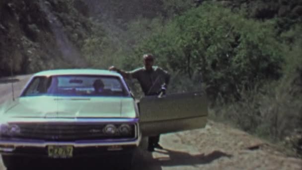 Dad with family waits in car — Stock Video