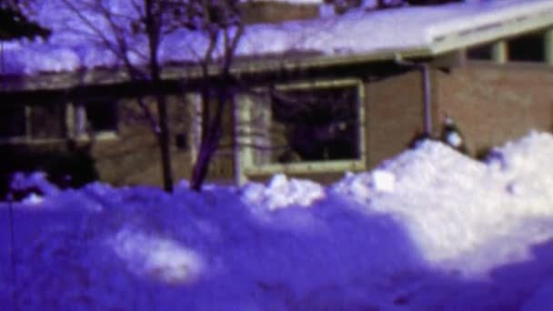 雪在暴雪冬季风暴犁过车道上的房子 — 图库视频影像