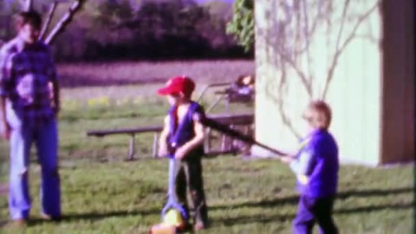 Papà che lancia baseball ai figli — Video Stock