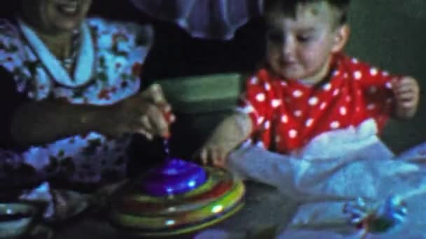 Μαμά μωρό γυρίζει επάνω παιχνίδι δώρο — Αρχείο Βίντεο