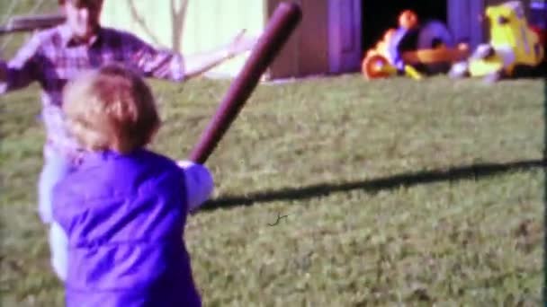 1ª práctica de béisbol de niño con papá — Vídeos de Stock