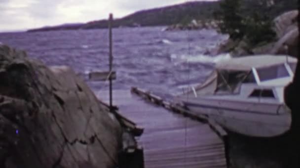 Båten kastas runt i stormigt väder knutna till docka — Stockvideo