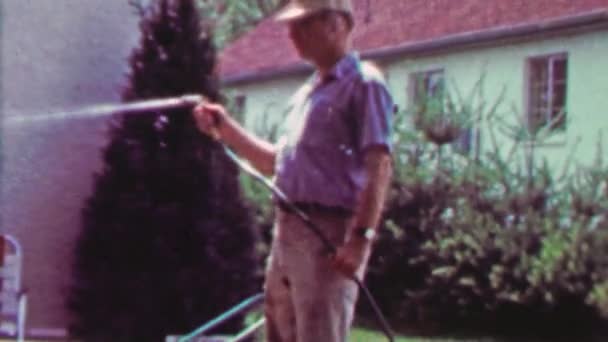 Hombre pulveriza con manguera de agua de jardín — Vídeo de stock