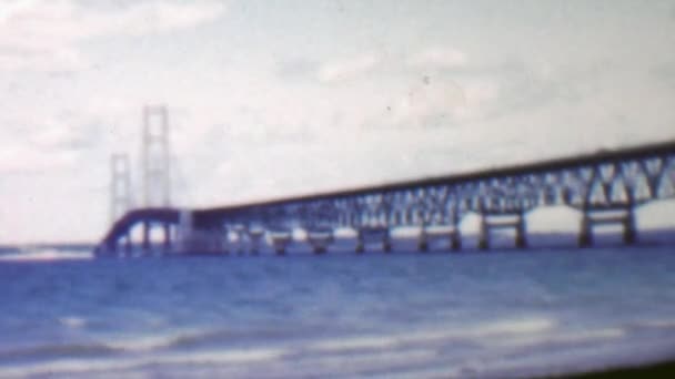 Puente de acero sobre la playa de agua — Vídeo de stock