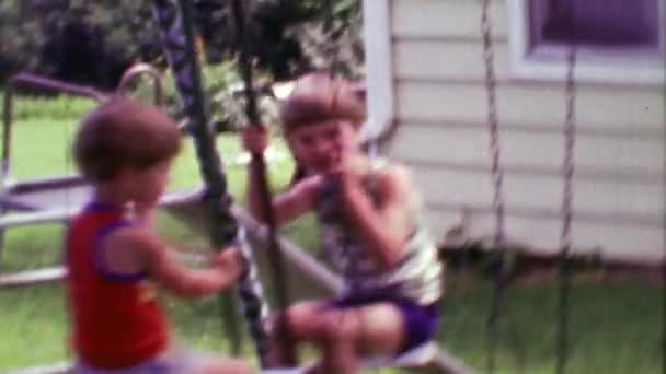 Zwei Jungen schaukeln am Schaukelset — Stockvideo