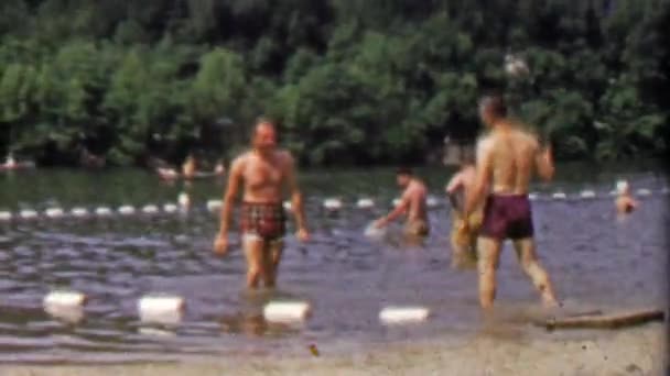 Mannen flirten en toneelstukken splashy in lake park — Stockvideo