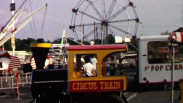 Sirk tren karnaval dönme dolap kurulum — Stok video