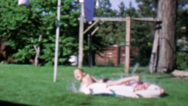 Los niños se sumergen en la piscina infantil patio trasero — Vídeo de stock