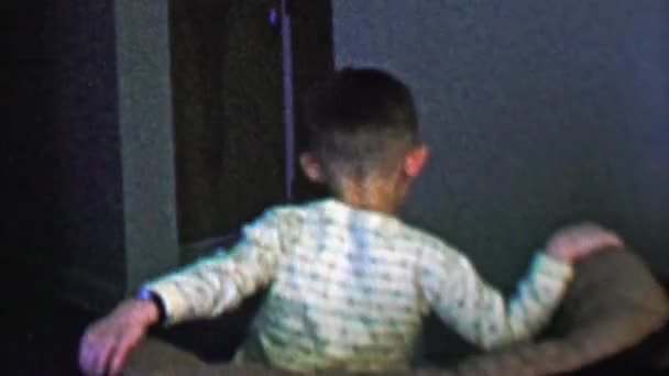 Kinderen spinnen roterende home stoel — Stockvideo