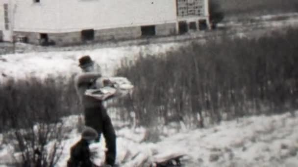 Hombre con periódico colección moviendo sueño campamento — Vídeos de Stock