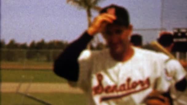 Jugador de béisbol consejos sombrero para fan fotógrafo — Vídeos de Stock