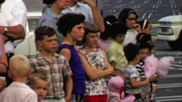 Foule d'enfants regardant des spectacles de cirque — Video