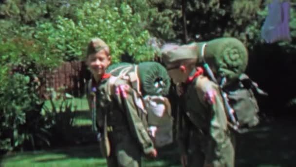 Boyscouts amigos cargados paquetes listos para acampar viaje — Vídeos de Stock