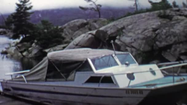 Bateau amarré dans une baie rocheuse calme — Video