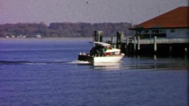 Fancy powerboat docking op lake boathouse — Stockvideo