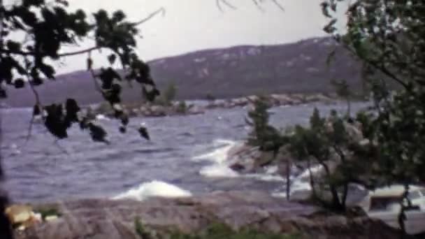 Sturm trifft mit Boot auf felsigen See — Stockvideo