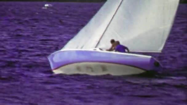 Persons on sailboat tacking into the wind — Stock Video