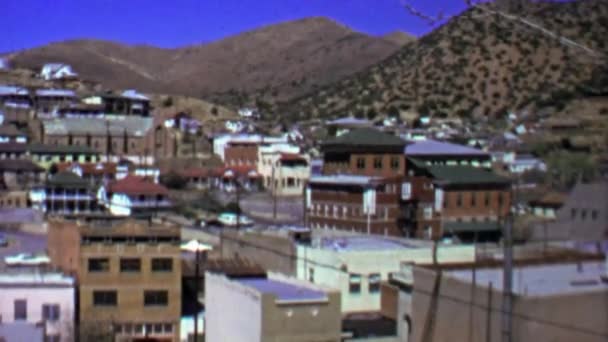 Batı ABD dağ incelemesi boomtown — Stok video