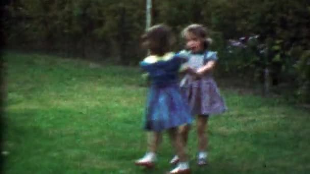 Arka bahçesinde oynayan kız — Stok video