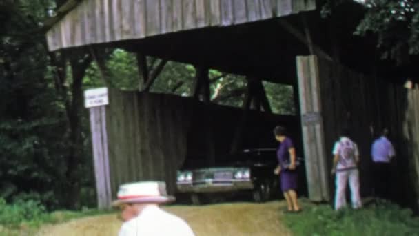 Carro clássico condução histórica Oldtown Bridge — Vídeo de Stock