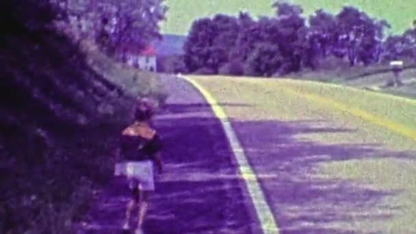 Αγόρι περπάτημα για την πρώτη ημέρα του σχολείου — Αρχείο Βίντεο