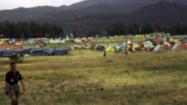 Orgogliosi scout camminare padella tenda — Video Stock