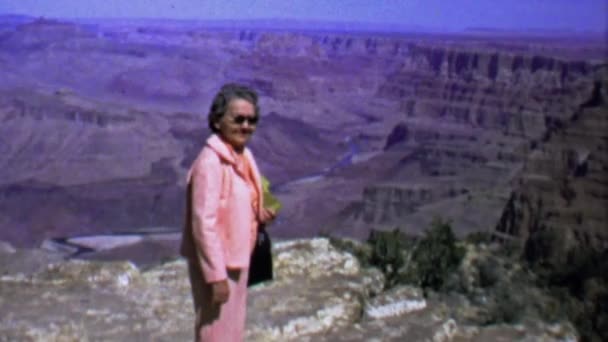 Vrouw poseren in Grand Canyon — Stockvideo