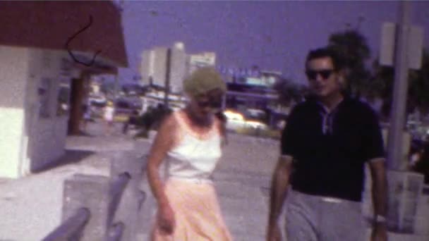 Mężczyzna i kobieta ukrywa się przed kamerą — Wideo stockowe