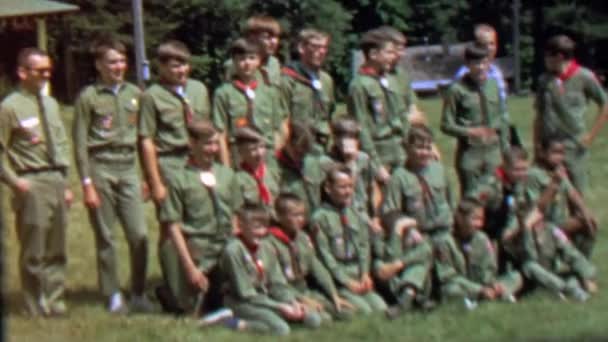 Boy scout troop poser grupp bild — Stockvideo