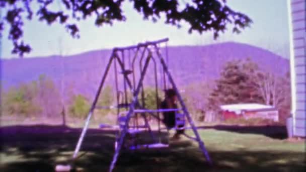 Dreng swing sat i landet landdistrikterne bjergrige omgivelser – Stock-video