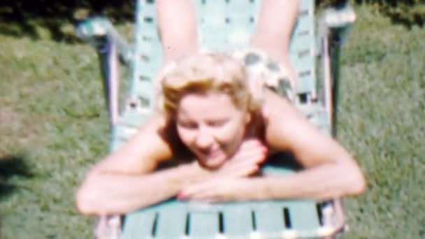 Loira caucasiana mulher banhos de sol ao ar livre — Vídeo de Stock